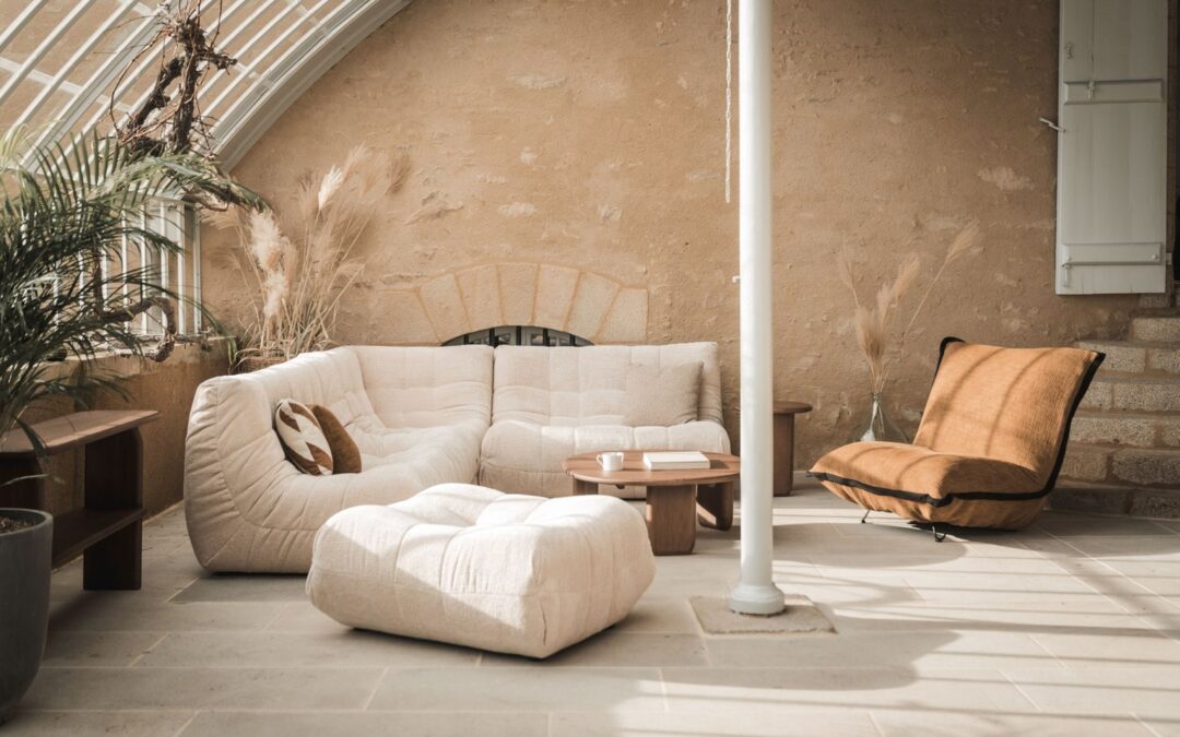 Couleur canapé tendance : les teintes à adopter (et à éviter) en 2025